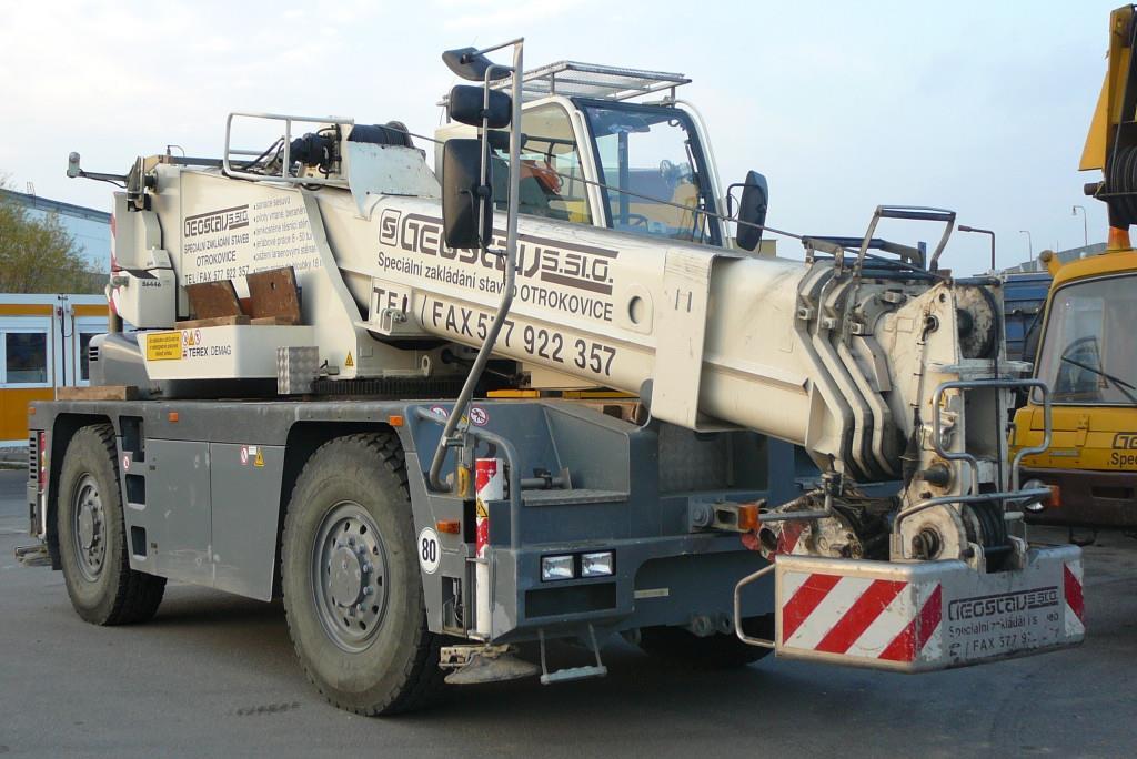 4. Autojeřáb TEREX DEMAG AC 30 s beranidlem MOVAX SG 65 K zaberanění a následnému vytažení I profilů bude použit autojeřáb DEMAG AC 30 s beranidlem MOVAX SG 65.