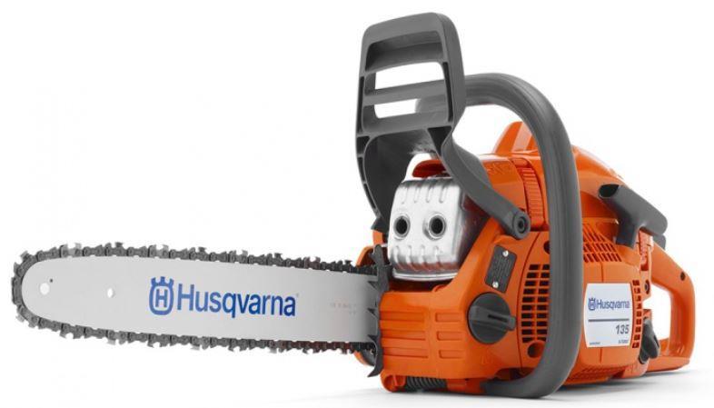 16. Řetězová pila Husqvarna 135 Řetězová pila slouží k seříznutí hranolů při bednících pracích na požadovanou délku.