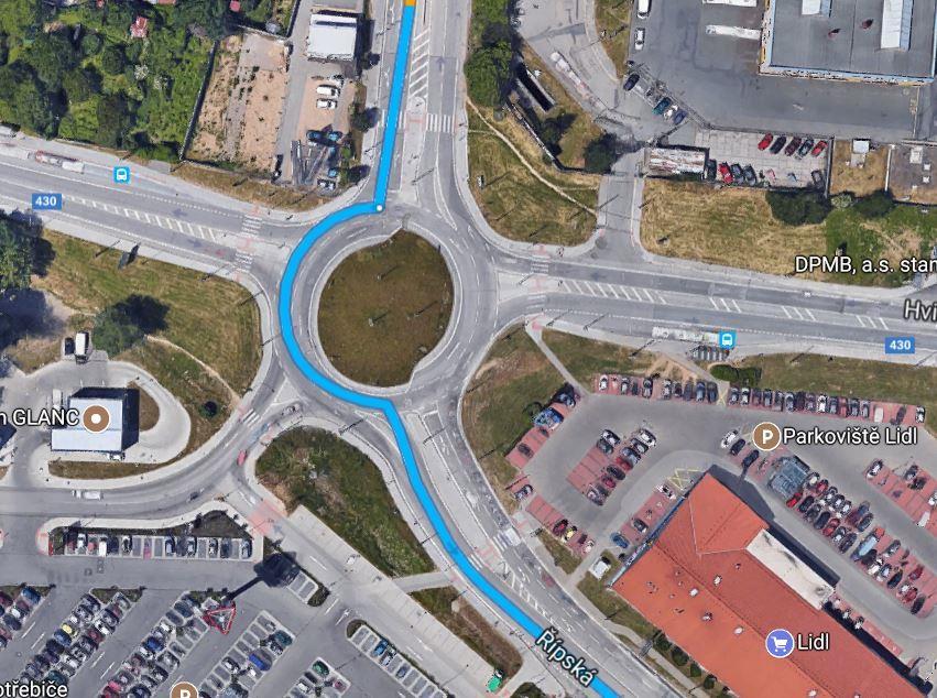 B6 Kruhový objezd Řípská Za dalších 250 m nákladní automobil najede na kruhový objezd s poloměrem 22 m, který vyhovuje poloměru