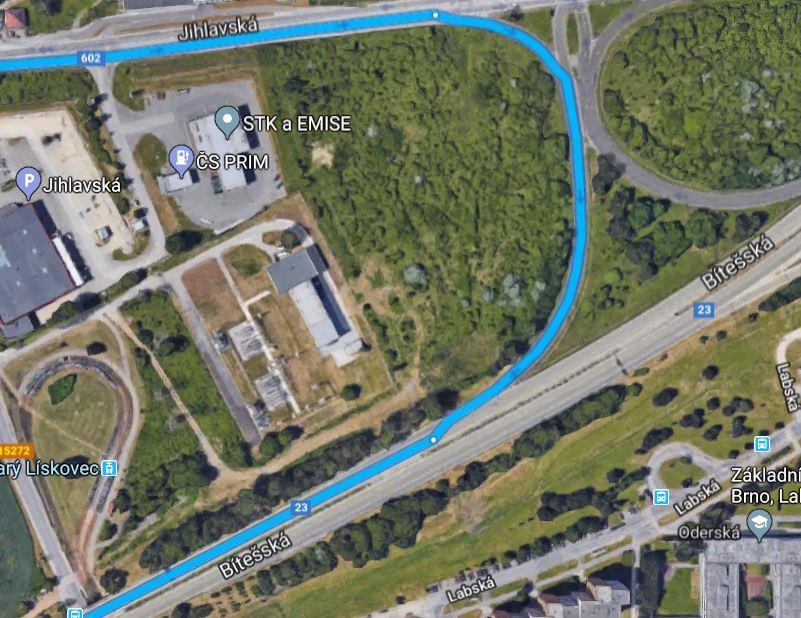 E2 Odbočení na ulici Bítešská Souprava pokračuje 600 m po ulici Jihlavská, kde na světelné křižovatce odbočí vpravo na dálniční přivaděč (I/23, Bítešská ul.).