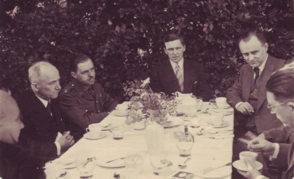 Obrázek č. 5. Odpolední čaj u prezidenta Edvarda Beneše, Velká Británie 1940 (nedatováno), zleva: Msgre.