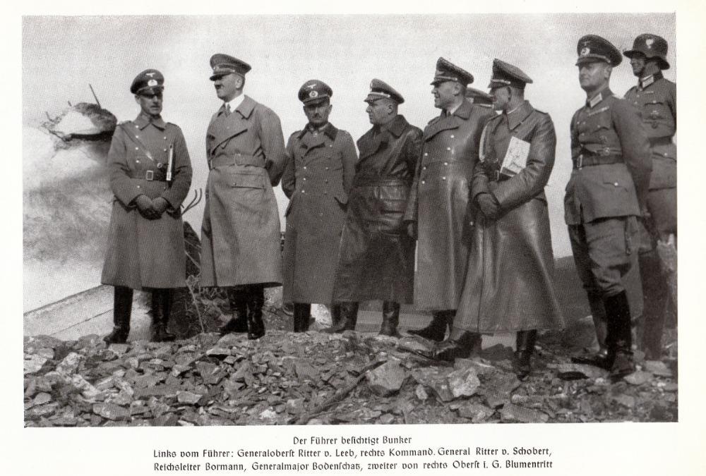 Obrázek č. 8. A. Hitler se svým doprovodem při prohlídce odstřeleného objektu vz.