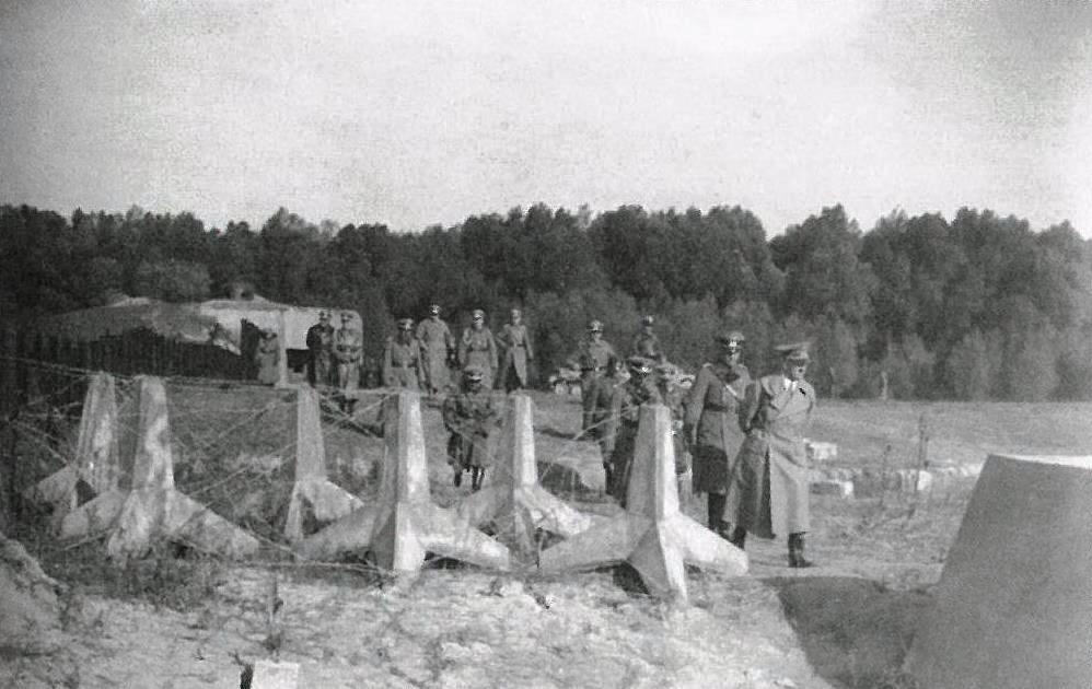 Korps ins Sudetenland. Erinnerungsblätter aus großer Zeit. München 1939, s. 123. Obrázek č. 9. A.
