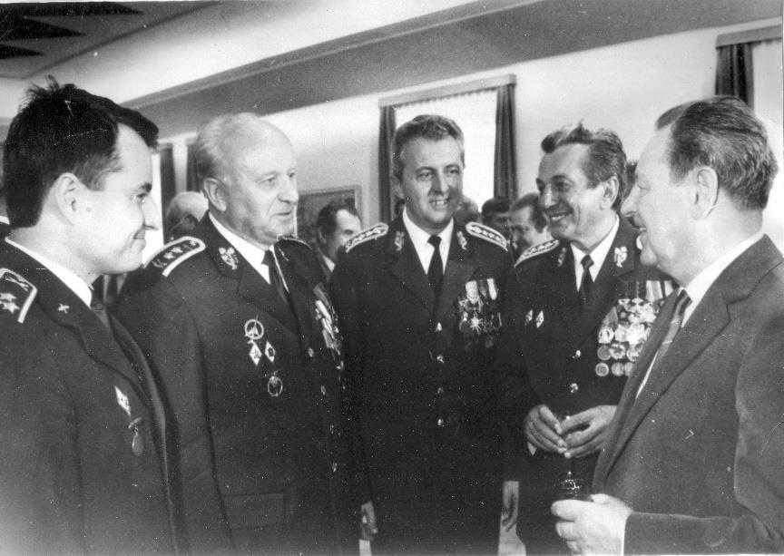 Příloha Obrázek č. 1. Milouš Jakeš se stal v prosinci 1987 novým generálním tajemníkem ÚV KSČ. Změna přišla po více než osmnácti letech. M. Jakeš spíše zůstal ve vleku událostí, než že by byl iniciátorem změn.