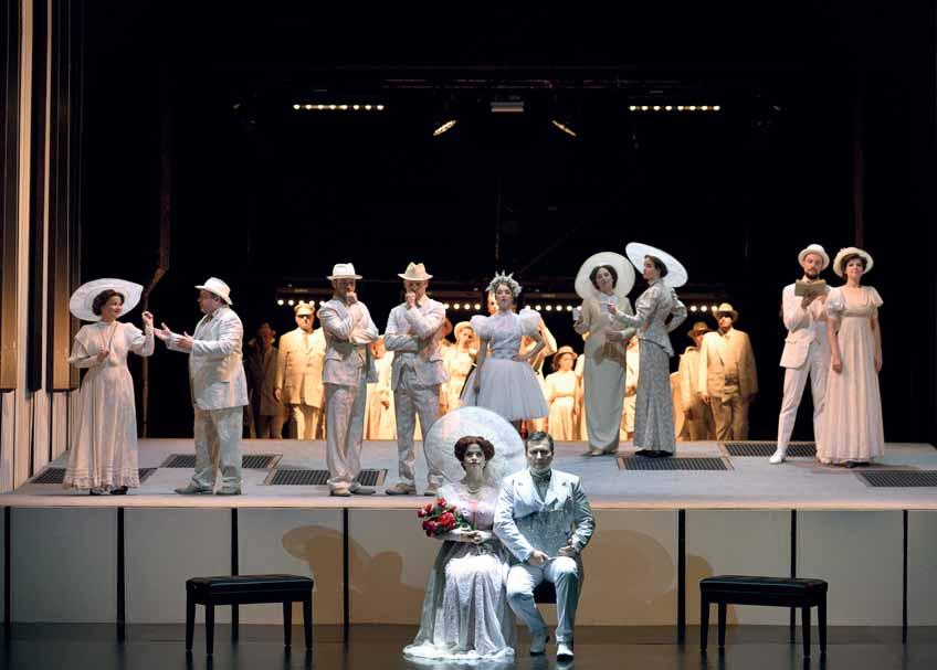 Dole uprostřed Veronika Rovná Holbová (Míla Válková), Josef Moravec (Živný), nahoře sbor opery NDM Leoš Janáček (1854 1928) OSUD Premiéra 18. října 2018 v 18.