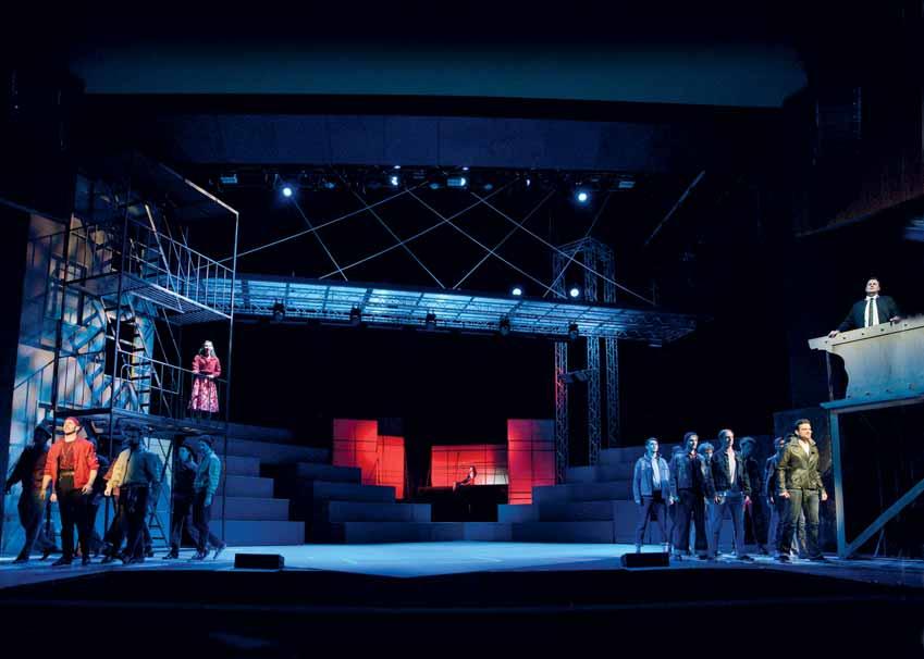 Uprostřed  company OPERETA/MUZIKÁL