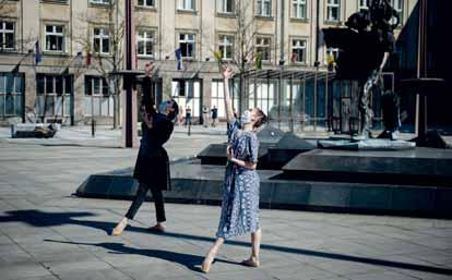 Téma choreografií pro BALET VENKU bylo společné: Jak na tanečníky, kteří jsou zvyklí na komunikaci s publikem a fyzický kontakt s kolegy, působí náhle zavedená nutnost bezpečného odstupu?