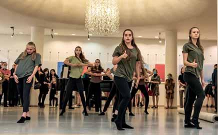 Lektorky Natalia Adamska a Rita Pires připravily pro větší děti dvě choreografie, které se volně inspirovaly tématem Muž,