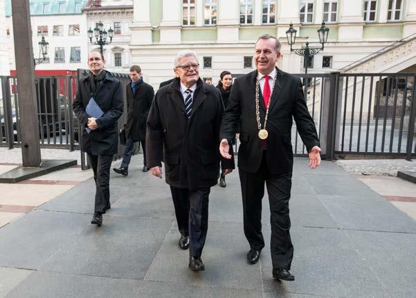 Nový předseda akademického senátu UK Joachim Gauck převzal Cenu Karla IV.
