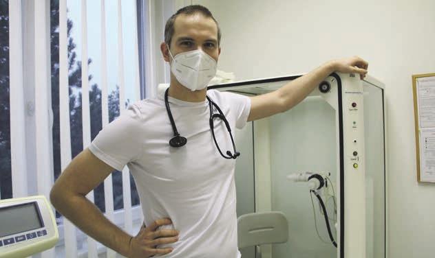 Pokračování ze str. 1 3 Plicní specialista: S očkováním neváhejte! MUDr. Pavel Špás provozuje v Radotíně spolu se svou matkou, doktorkou Irenou Špásovou, plicní ambulanci.