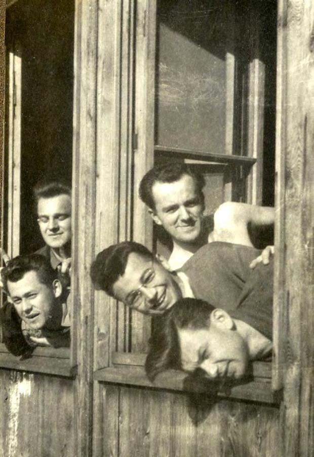 Absovent Studenti druhého ročníku v roce 1952 Po deším hedání v dosti nevzhedném městě s ještě viditenými násedky váečného bombardování jsem ke svému údivu zjisti, že je to vysoká škoa bez vastní
