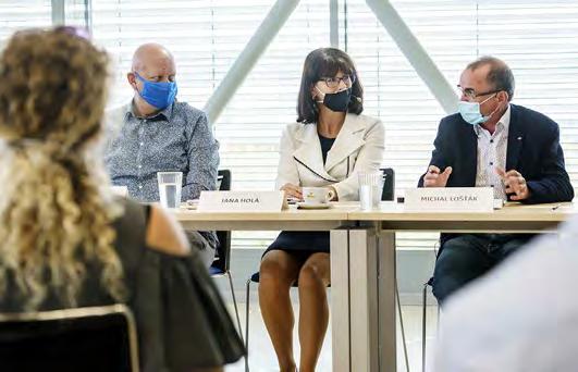 Ceý záznam diskuse najdete na www.universitas. cz a na facebookových stránkách a YouTube kanáech českých univerzit. 2.