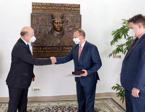 Experti Fakuty chemicko-technoogické se zapojii do testování už etos v dubnu, nyní pomohi s anaýzami Nemocnicím Pardubického kraje.