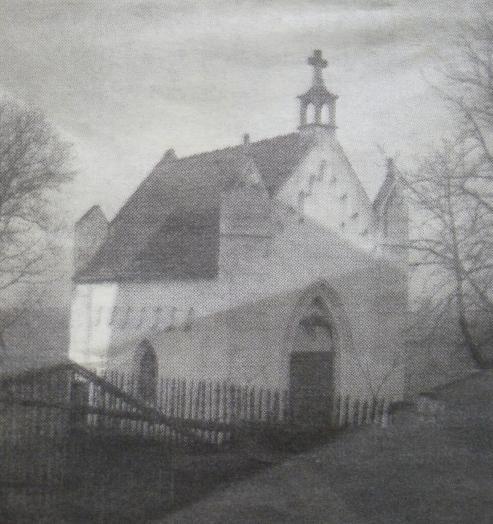 Obrázek 4 - Kaplička Nejsv. Trojice z doby kolem roku 1918: fotoarchiv Východočeské muzeum v Pardubicích Obrázek 5 - Kaplička Nejsvětější. Trojice z doby roku 2014. Po r.