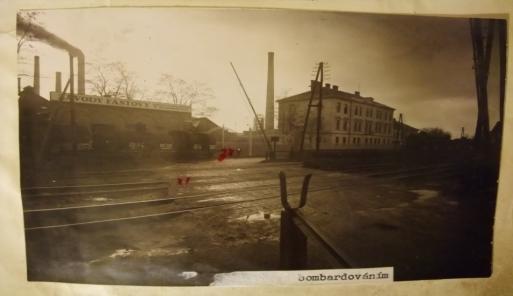 Vyobrazení popisovaného přejezdu a současně srovnání zachycuje dobová a současná fotodokumentace 30 a dále z mého pohledu určitě zajímavé vyobrazení Veduty zachycující život u Fantových závodů v