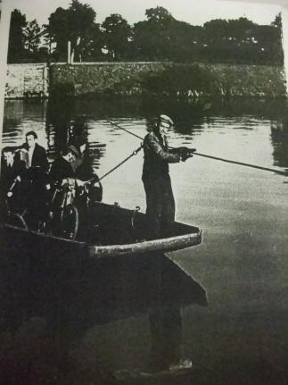 Celkové umístění převozu je patrné z fotopohlednice z roku 1937. Obrázek 14 - Převoz a převozník p. Píša 41 Převoz byl zpočátku provozován pro náhodné chodce.