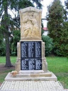 Horní snímek vzniklý z pohlednice zachycuje podobu pomníku v době jeho vzniku roku