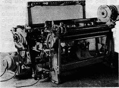 Obr. 2 Automatický stav Hrdina Počátkem 50. let vyvinul Výzkumný ústav bavlnářský a hedvábnický čtyřbarevný nástavný automat pro stavy s oboustrannou stoupací záměnou.