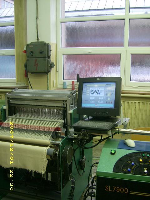 Obr. 68 Tkací stroj SL 7900 Ovládání tkacího stroje SL7900 Vzorovací stávek SL7900 disponuje dvěma programy a to: a) Sedit (English) slouží k vytvoření patrony požadovaného vzoru b) DobbyTronic _XP