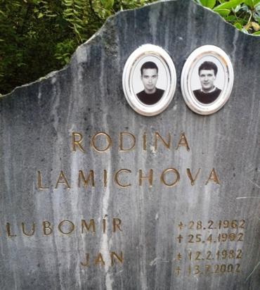 Pokládání květin na hrob Honzy Lamicha