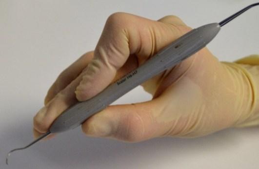 Modifikované držení pera Nástroj je uchopen mezi palcem a ukazovákem, prostředník leží na nástroji a nástroj stabilizuje. Ukazovák je mírně ohnutý, leží na nástroji výš.