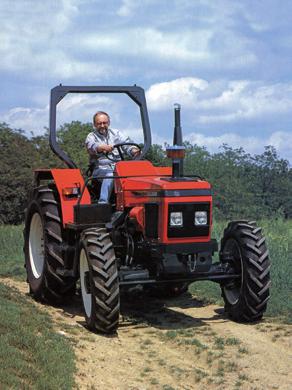 3 Zetor 3340 Uni kované řady I v provedení kabriolet.