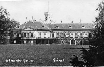 3 Zámek Heřmanův Městec ve 30. letech 20. století. Zdroj: SOA Zámrsk, fond RA Kinských, Heřmanův Městec. do armády, kde působil jako ordonanční důstojník na východní frontě u velitelství 1. armády. Velmi těžce ovšem nesl, že Rakousko-Uhersko válčilo s jeho milovanou Anglií.