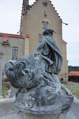10 Bronzová socha praotce Auerspergů přemáhajícího zubra u zámku Žleby od vídeňského sochaře Antonína Dominika Fernkorna (1813 1878). Zdroj: foto autoři (2019?). Auerspergů. 50 Rodina pocházela z Dolního Kraňska (nyní na území Slovinska), kde je doložena již na počátku 13.