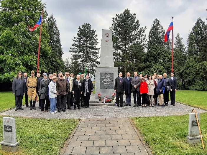 Starostové blízkých obcí volali po zlepšení komunikace a podrobnější informovanosti o pohybu zvířete. V úterý 9.