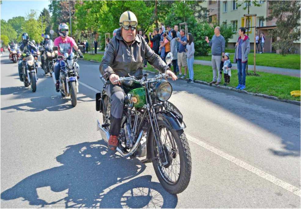 394 Kč) věnovali kostelu a faře, přihlížejícím divákům pak předvedli své naleštěné stroje v tzv. spanilé jízdě městem.