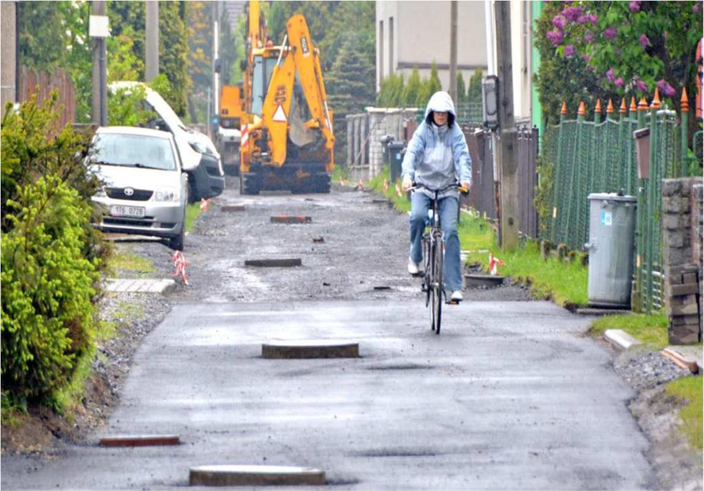 V Nové Vsi, v ulici Blatná ve Skřečoni a v okolí ulice Tovární se usilovně pracovalo na nových chodnících a vozovkách, dláždilo se a pokládal nový živičný povrch, pouze tam, kde se ještě prováděly