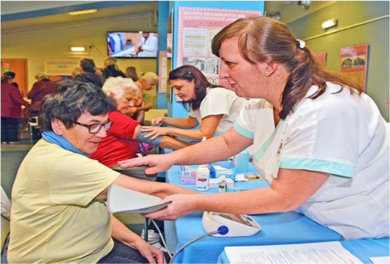 Den zdraví 11. 10. ve foyer kina využili návštěvníci k tomu, aby si nechali změřit množství tuku v těle, hladinu cukru nebo cholesterolu, krevní tlak, provést oční vyšetření apod.