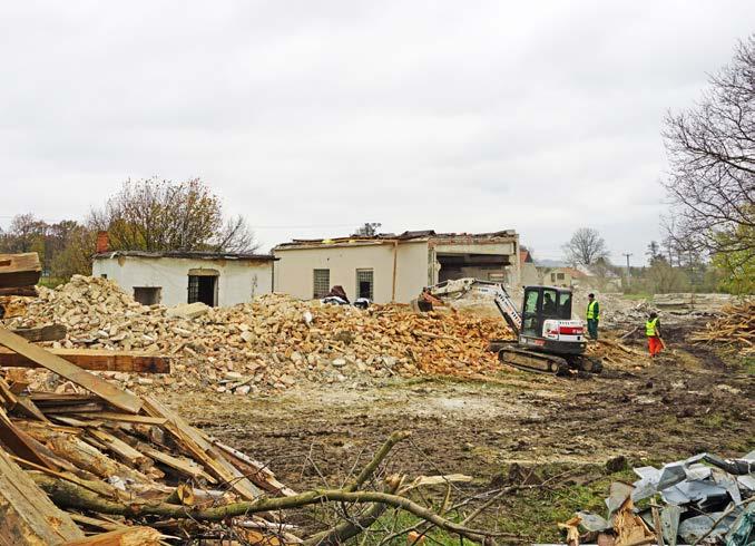 Čerpací stanice, vodojem a přilehlé budovy byly uvedeny do provozu v roce 1985, v jeho blízkosti se nachází zdroj podzemní vody, který je v současnosti odstaven z provozu.
