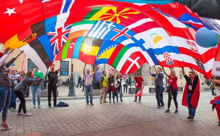STUDIJNÍ POBYTY Univerzita Tomáše Bati poskytuje svým studentům několik možností strávit část svého studia na studijním pobytu v zahraničí: Erasmus + Freemovers AIA Bilaterální dohody CEEPUS