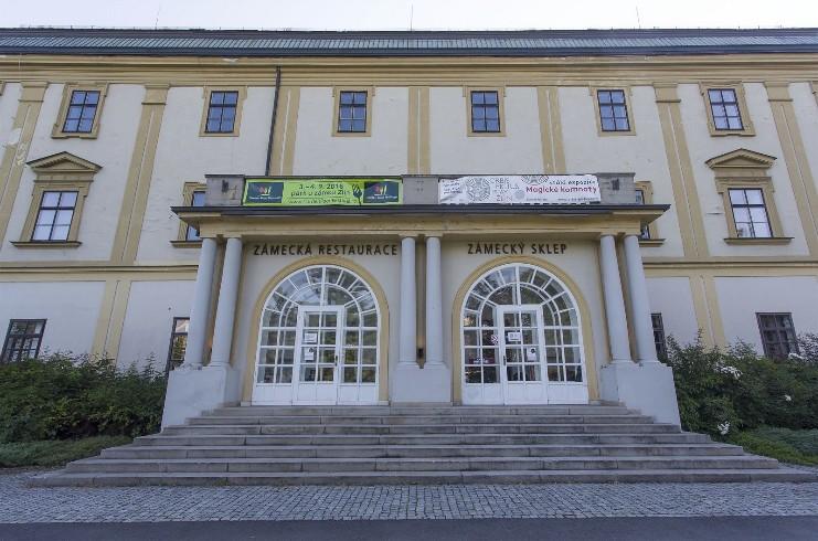 ZLÍNSKÝ ZÁMEK Soudní 1, Zlín tel.: +420 602 560 020 www.zlinskyzamek.cz První písemná zmínka o gotické tvrzi se datuje k roku 1360. V letech 1560 1905 proběhly postupné přestavby v renesanční zámek.