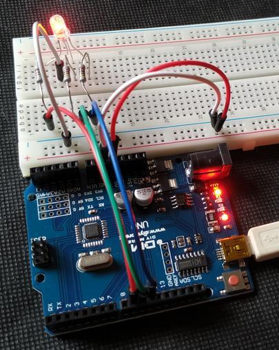 Příklad programu, kde RGB LED se rozsvítí červeně a tlačítko změní barvu na purpurovou.