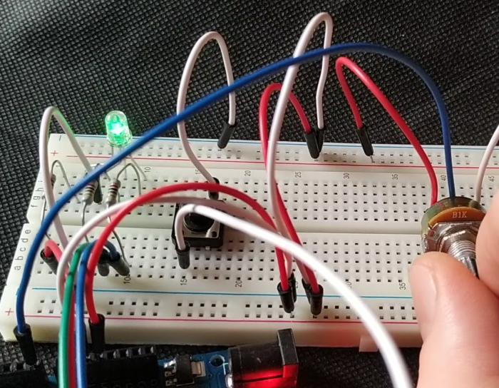Zkusme nyní k předchozímu obvodu přidat potenciometr a přimíchat pomocí něj do jedné barvy druhou. Vidíme, že jezdec má prostřední pin a zapojíme jej do Arduina do pinu A0, krajní připojíme na + a.