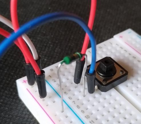 Na pinu 7 tedy čteme HIGH (1) LED a tlačítko Nyní konečně můžeme rozsvítit LED stiskem tlačítka: pinmode(3, OUTPUT); pinmode(7,