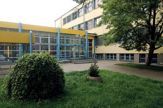 ŠKOLSTVÍ ZŠ BŘEZINOVA KRIZOVÁ ŠKOLA V NELEHKÝCH ČASECH Základní škola Březinova v Zábřehu byla ostravským magistrátem určena jako jedna z takzvaných krizových škol.