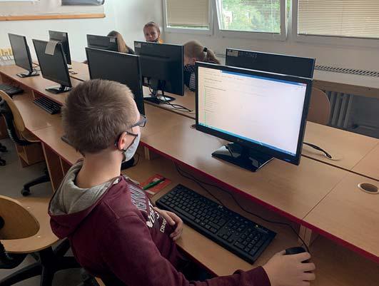 Prezentace učiva a zadávání úkolů probíhá u nižších ročníků přes informační systém školy Škola online, u vyšších ročníků přes Google Classroom.