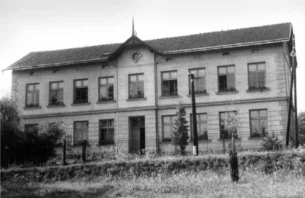 HOSTINEC CYMBÁLEK Jedním z 10 hostinců, které počátkem minulého století v obci fungovaly, byl hostinec Cymbálek.
