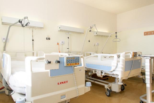 5. ORGANIZAČNÍ ČLENĚNÍ KLINIKY 5.1 AMBULANTNÍ ČÁST Všeobecná ambulance pro dospělé Dětská ambulance Ultrazvuk kyčlí novorozenců Specializované poradny: Poradna pro komplikace endoprotéz (prof.