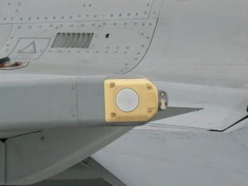 Radar Warning Receiver (RWR) Zařízení instalované na vojenských letadlech Detekce a identifikace ozáření radarem nebo ozařovači navedení raket (hrozeb, threats detection) Určení směru příchodu