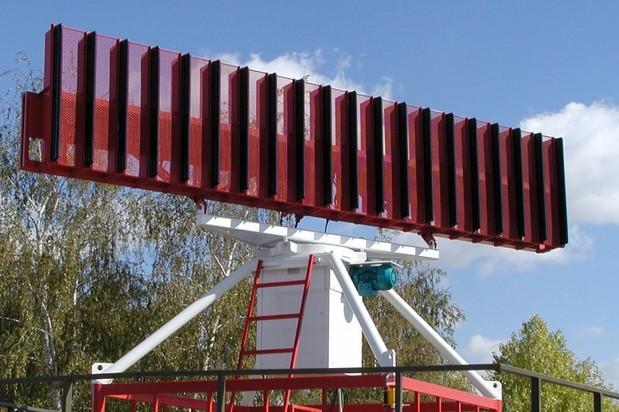 Antény SSR Realizace Ozařování zrcadla primárního radaru Anténní řady (velká vertikální apertura) Potlačení vícecestného šíření Lepší (vertikální) krytí prostoru Potlačení postranních laloků Pomocná