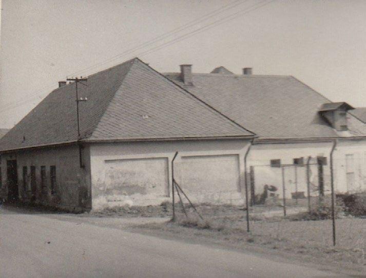 strana 14 jako i Josef. Willibald se přestěhoval na čp. 132. Oženil se roku 1926 s Augustine Winkler z čp. 132 a převzal tento dům od rodičů manželky. Willibald Götzl se později stal sbormistrem.