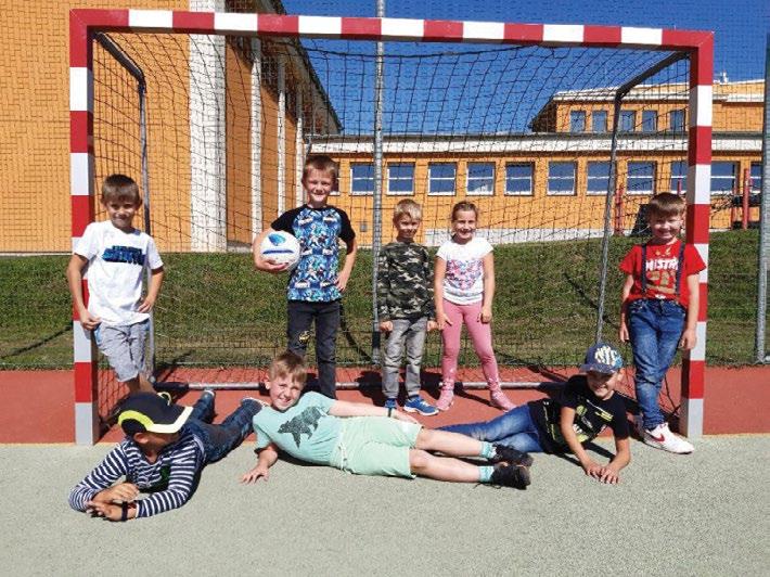 strana 6 ZE ŠKOLSKÝCH ZAŘÍZENÍ MATEŘSKÁ ŠKOLA KUNČINA V průběhu letních prázdnin byla prostřednictvím obce kompletně zrekonstruována herna na pracovišti v Kunčině.