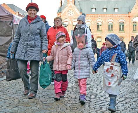 Výtvarná sekce vyráběla kostýmy, dramaťák piloval představení a muzikanti jeho hudební doprovod, shrnula ředitelka ZUŠ Barbora Kachlová, která jako loni oslovila také všechny místní školy a mateřinky.