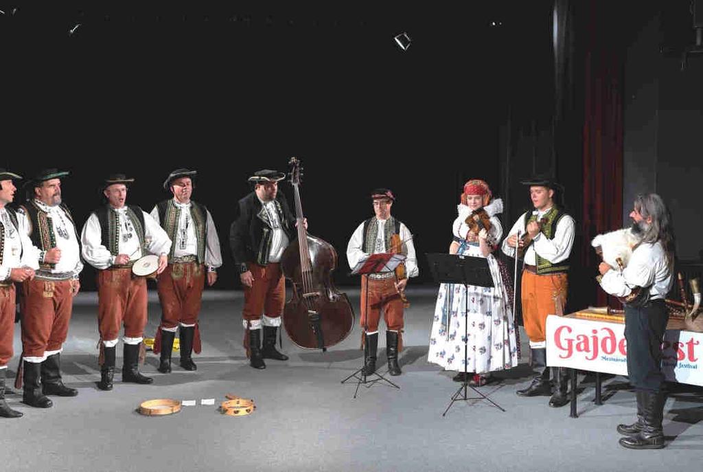 Blue Squadron Pipe Band je skupina muzikantů hrajících na skotské dudy a bubny, které jsou pro mnohé lidi asi tím nejreprezentativnějším a nejznámějším zástupcem oné široké rodiny dudáckých nástrojů