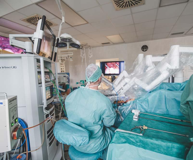 Dobré zvládnutí robotické operační techniky umožňuje další rozšíření spektra operativy mimo karcinom konečníku i na jiné lokalizace v břišní nebo cévní chirurgii.