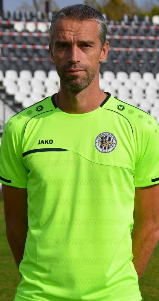 PAVEL KRMAŠ, ASISTENT TRENÉRA FC HRADEC B: Fotbal mi chyběl, trénování mě opravdu baví Dlouhé roky působil v bundesligovém Freiburgu. Po svém návratu pomohl Pavel Krmaš Hradci zpátky do ligy.